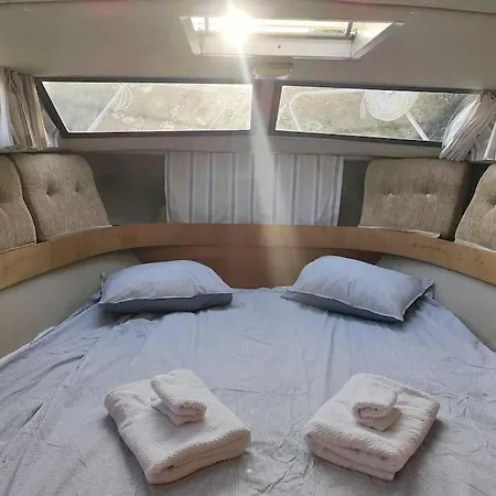 Wake Port Boat, Na Lodi Båthotell
